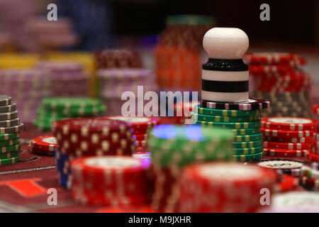 Chip collocato sul tavolo da gioco di casino Foto Stock