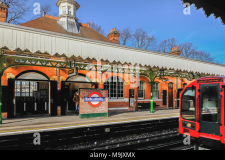 Barkingside, Ilford, Essex, Regno Unito - Febbraio, 16, 2018: Piattaforma vista di Barkingside stazione della metropolitana, preso dall'Oriente piattaforma legato con un treno Foto Stock