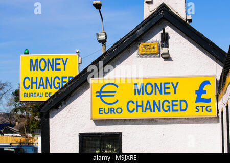 Famoso cambio valuta estera edificio irlandese sul confine tra Irlanda e Irlanda del Nord offre per convertire tra Regno Unito Sterline Foto Stock