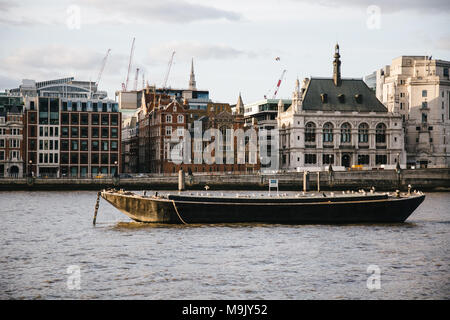 Barca sul Fiume Tamigi a Londra Foto Stock