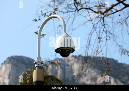 Dome per esterni di tipo telecamera TVCC su strada lampada nel Principato di Monaco Foto Stock