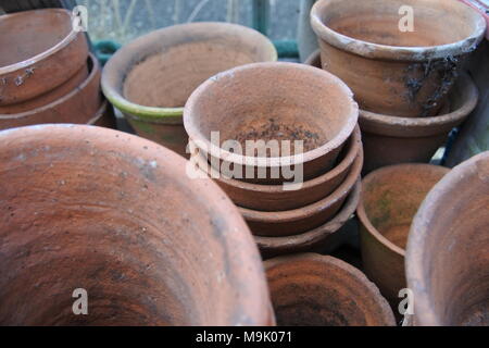 Terracotta vittoriano Fioriere impilati Foto Stock