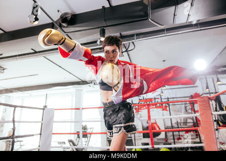 Muay Thai boxer di colpire avversario un colpo pesante sull'anello. colpo mortale. fast colpo. campionato combattuto. Foto Stock