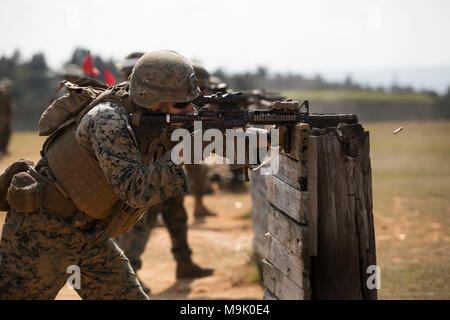 CAMP HANSEN, Okinawa, Giappone - un Marine germogli nel corso di un cordiale scambio di precisione di tiro tra il Giappone terra Forza di Autodifesa e U.S. Marines 14 Marzo a bordo di Camp Hansen, Okinawa, in Giappone. Simile a molte unità di combattimento' trapani, la precisione di tiro stazionario trapani valutata una squadra della velocità e precisione, la più grande differenza è stata l'incorporazione dell'aspetto del lavoro di squadra. Lo scambio ha aiutato l'interoperabilità dell'isola dalla costruzione della fiducia attraverso il rispetto e la comprensione reciproca. (U.S Marine foto di Lance Cpl. Tayler P. Schwamb) Foto Stock