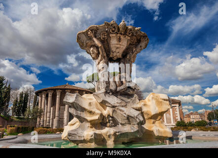 La fontana dei Tritoni tra gli antichi templi romani di Ercole Vincitore e Portunus, nel centro del Foro Boario square, a Roma Foto Stock