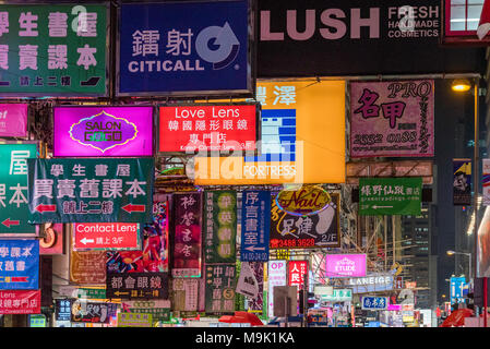 HONG KONG, CINA - 24 aprile: insegne al neon il famoso Mong Kok quartiere dello shopping di notte il 24 aprile 2017 a Hong Kong Foto Stock