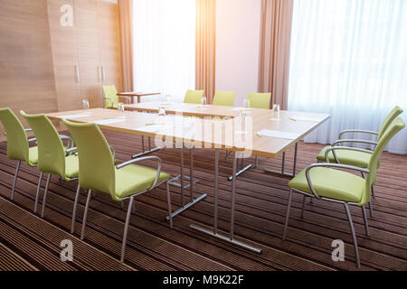 Vista laterale colpo di vuoto boadroom con arredamento per ufficio Foto Stock