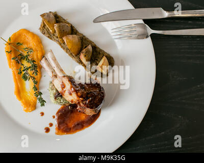 Un pezzo di carne e purea di zucca con patate bollite al ristorante. Piatto speciale Foto Stock