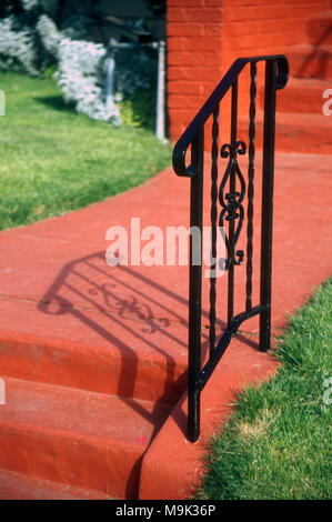 Metallo nero su corrimano in rosso di un ingresso al quartiere Greenlake a Seattle Foto Stock