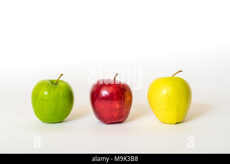 Tre mele fresche isolato su sfondo bianco con spazio di copia Foto Stock