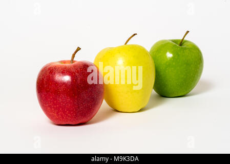 Tre colori diversi mele fresche isolati su sfondo bianco Foto Stock