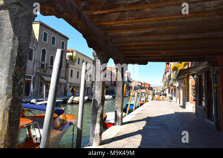 Scene in ed intorno alla laguna di Venezia Isola di Murano, centro storico della lavorazione del vetro a Venezia, Italia Foto Stock