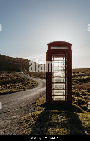 Un telefono rosso scatola a lato della strada in Isola di Skye in Scozia. Foto Stock