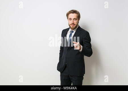 Fiducioso uomo pronto a concludere un accordo o un contratto, fiduciosi che interagiscono con la fotocamera, elegante uomo biondo con la barba Foto Stock