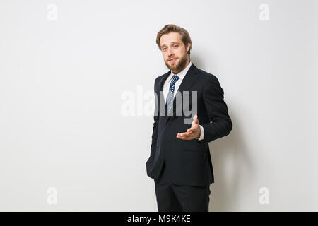 Fiducioso uomo pronto a concludere un accordo o un contratto, fiduciosi che interagiscono con la fotocamera, elegante uomo biondo con la barba Foto Stock