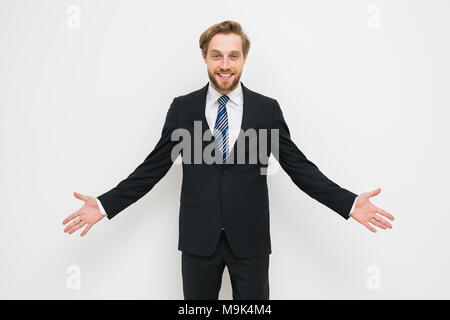 Fiducioso uomo pronto per concludere un business o un contratto, presentando uno dei lati o sia come una scelta, una bionda con barba in elegante costume Foto Stock