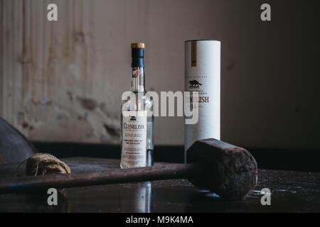 Whisky Clynelish bottiglia, martello di legno e tela impostato su di una tavola in una distilleria in Brora Scozia Foto Stock