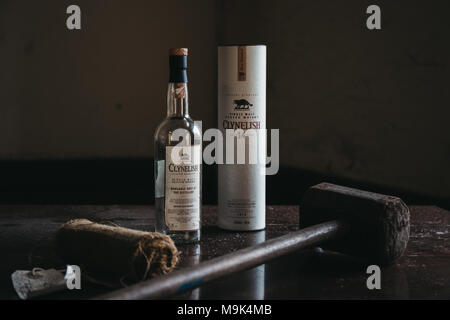 Whisky Clynelish bottiglia, martello di legno e tela impostato su di una tavola in una distilleria in Brora Scozia Foto Stock