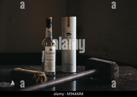 Whisky Clynelish bottiglia, martello di legno e tela impostato su di una tavola in una distilleria in Brora Scozia Foto Stock