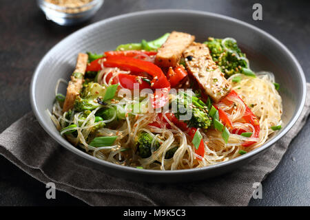 Tagliatelle di vetro con STIR FRY carne, cibo closeup Foto Stock