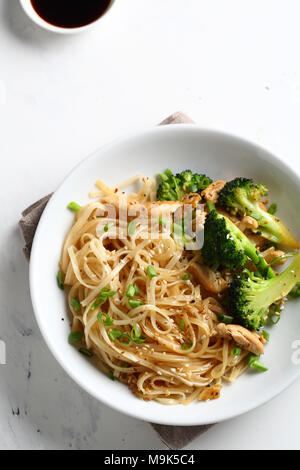 Tagliatelle di grano saraceno con pollo e broccoli Foto Stock