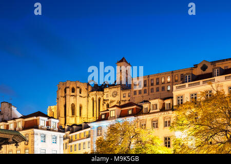 Convento di Nostra Signora del Monte Carmelo accesa al crepuscolo, da piazza Rossio, Lisbona, Portogallo Foto Stock
