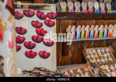 Karpacz, Polonia - Febbraio 2018 : bottega artigiana display con angeli e cuori souvenir magneti per il frigo in Karpacz winter resort Foto Stock