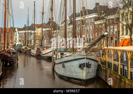 Storico delle navi a vela in occasione dell'annuale festival Winterwelvaart intorno a Natale. rivivere i vecchi tempi sul vecchio quays di Hoge der Aa a Groningen cit Foto Stock