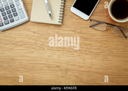 Table top visualizza immagine aerea fermo sulla scrivania in ufficio il concetto di sfondo.piatto oggetti laici la tazza di caffè con un accessorio indispensabile.Gli elementi sul moderno b Foto Stock