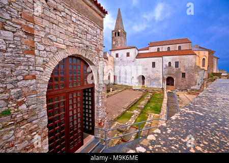 Basilica Eufrasiana di Parenzo astefacts e vista torre, sito patrimonio mondiale dell'UNESCO in Istria, Croazia Foto Stock