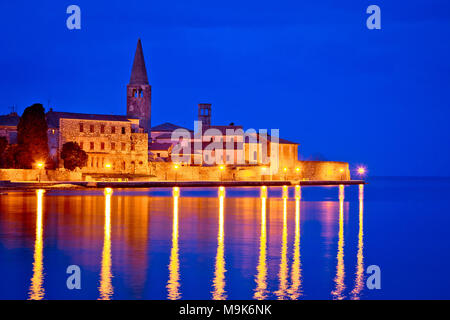 Città di Parenzo costa vista serale, UNESCO landmark in Istria, Croazia Foto Stock