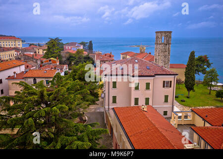 Città di Parenzo, tetti e costiera, vista l'Istria, regione della Croazia Foto Stock