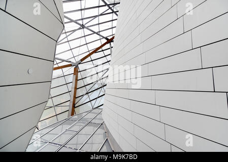 Dettaglio della parete e tetto in vetro della Louis Vuitton Fondazione Art Museum & Cultural Center (2006-14) progettato da Frank Gehry, Parigi, Francia Foto Stock