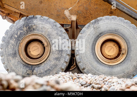 Messa a terra carrelli in movimento sulla spiaggia di Seaford East Sussex ri-costruire le difese del mare. Foto Stock