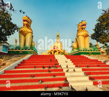 La pagoda buddista Maha Wizaya nell Arcidiocesi di Yangon. Myanmar. Foto Stock