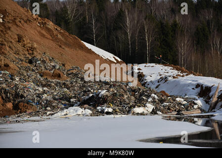 Oblast di Mosca, Russia. 25 marzo, 2018. Vista del Yadrovo discarica in Oblast di Mosca, Russia. Foto Stock
