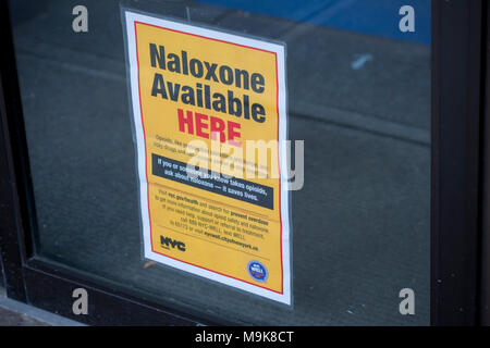 Un cartello sulla porta di una farmacia di New York Martedì, Marzo 20, 2018 informa i clienti che il negozio venda il naloxone, un farmaco usato per il trattamento di overdose da oppiacei. Presidente Donald Trump ha recentemente annunciato che come parte del suo piano di lotta contro il paese della crisi oppioidi egli cercherà di ottenere una espansione dell'Ufficio federale di pena di morte. (Â© Richard B. Levine) Foto Stock