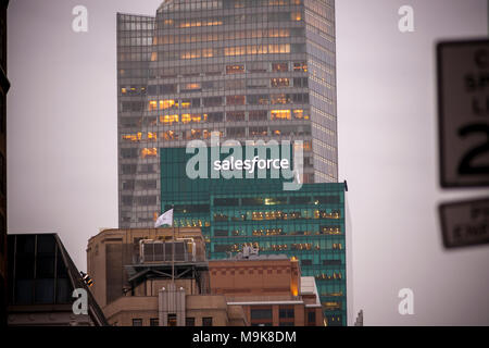 L'edificio di marca di Salesforce, un cloud computing aziendale, sono visibili nel centro di Manhattan a New York Martedì, Marzo 20, 2018. Salesforce ha annunciato che acquisterà Mulesoft in accordo del valore di $6,5 miliardi. (© Richard B. Levine) Foto Stock