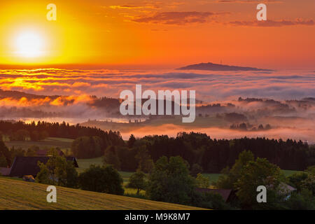 Alba sul Auerberg al di sopra della nebbia Valle del Lech, Baviera, Germania Foto Stock