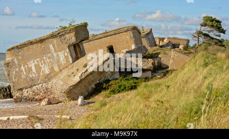 Rremains di distrutto sovjet bunker sulla spiaggia del Mar Baltico, parte di una fortezza nella vecchia base sovietica Karosta a Liepaja, Lettonia Foto Stock