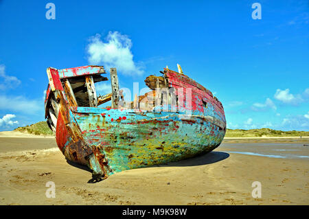 Il relitto di una nave vecchia sull'estuario del Taw & Torridge fiumi, vicino punto di corvo, Braunton, North Devon, Inghilterra Foto Stock