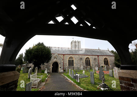 Vista generale di San Pietro Chiesa Parrocchiale nel villaggio di Fremington vicino a Barnstaple nel Devon. Foto Stock