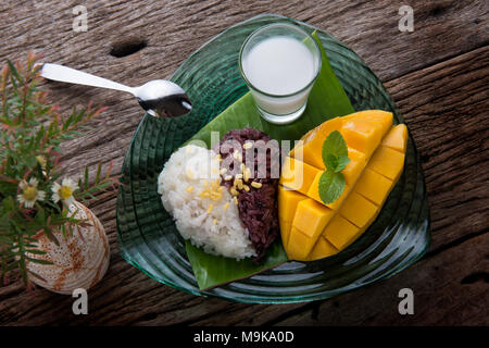 Mango con riso appiccicoso in stile Thai dessert di estate tempo pronto a mangiare . Foto Stock