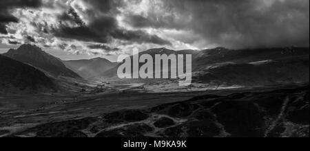 Snowdon Horseshoe e Valle Ogwen dal vertice di Crimpiau, Capel Curig, Galles Foto Stock