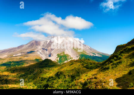 Ampia vista aperta di Mt. Sant Helens da distante un crinale dove la crescita nuova foresta ricopre la irregolare terain collinare in Gifford Pinchot National Forest. Foto Stock