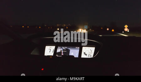 Mulhouse, Francia - 25 Dicembre 2017 : vista interna e GPS di un auto guidare di notte sulla autostrada A36 in una sera d'inverno Foto Stock