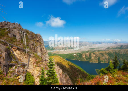 Copyspace in questo paesaggio vista da vicino castello di picco, castello sopra il lago vicino alla base del Mt. Sant Helens in Gifford Pinchot National Forest. Mt. Ada Foto Stock