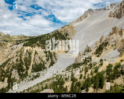 Vista delle Casse deserte, zona rocciosa intorno alla strada che sale al Col d'Izoard nelle Alpi francesi Foto Stock