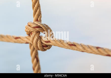 Vecchia barca da pesca di corda con un nodo legato Foto Stock