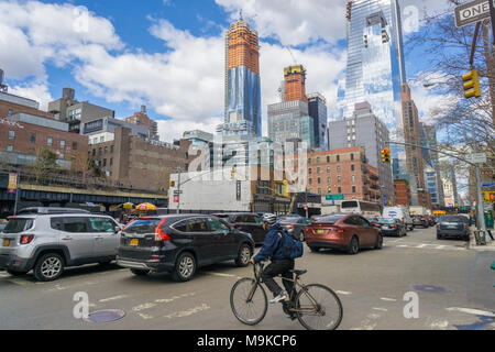 Cantieri di Hudson lo sviluppo in New York visto da un traffico intasato 10th Avenue nel quartiere di Chelsea venerdì 23 marzo, 2018. (© Richard B. Levine) Foto Stock